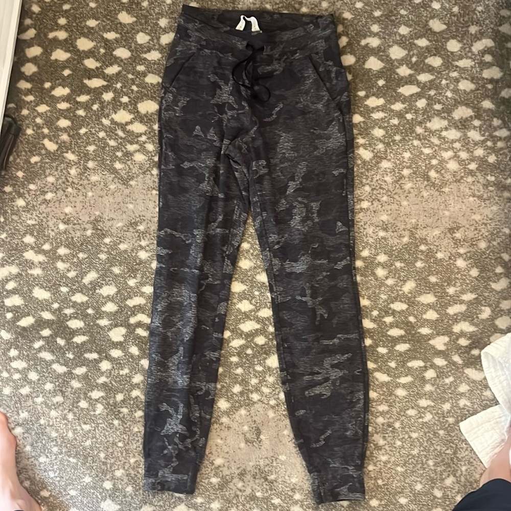Lululemon joggers size 4